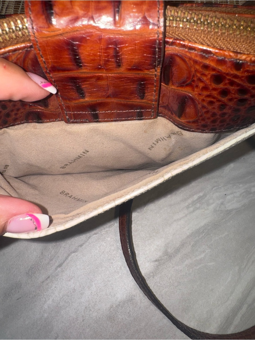 Brahmin Croc-Embossed Crossbody 3 Compartments Middle One w/ Magnetic Closure - Picture 15 of 15